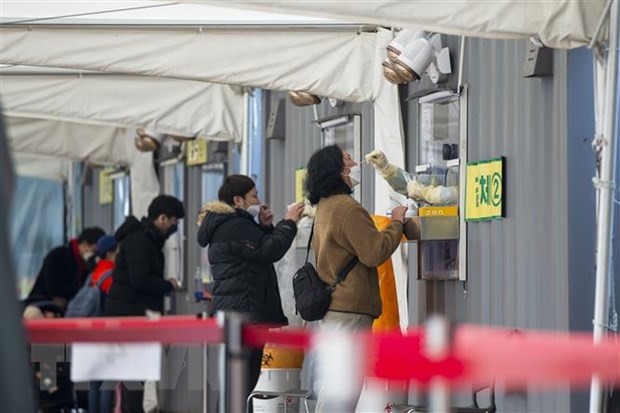 Nhân viên y tế lấy mẫu xét nghiệm COVID-19 cho người dân tại Seoul, Hàn Quốc. (Ảnh: THX/TTXVN) Hàn Quốc ghi nhận số ca mắc COVID-19 thể nặng cao nhất trong 3 tháng ảnh 1