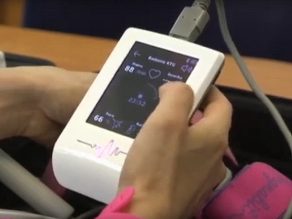 Chế tạo thành công thiết bị cầm tay theo dõi sức khỏe thai nhi ảnh 1