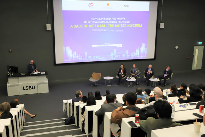 Quang cảnh hội thảo tại Đại học London South Bank. (Ảnh: Phong Hà/Vietnam+) Việt Nam-Anh có tiềm năng hợp tác lớn về tăng trưởng xanh ảnh 3