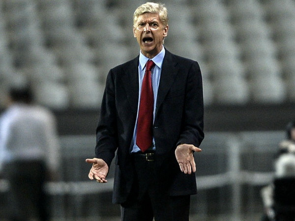 HLV Wenger "nổi điên" vì suýt bị ném cả chai nước vào người ảnh 1