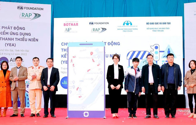 Đại biểu, phụ huynh và học sinh tại Yên Bái phát động Ứng dụng Kết nối thanh thiếu niên. (Ảnh: CTV/Vietnam+) Áp dụng trí tuệ nhân tạo giảm thiểu tai nạn giao thông trẻ em ảnh 2