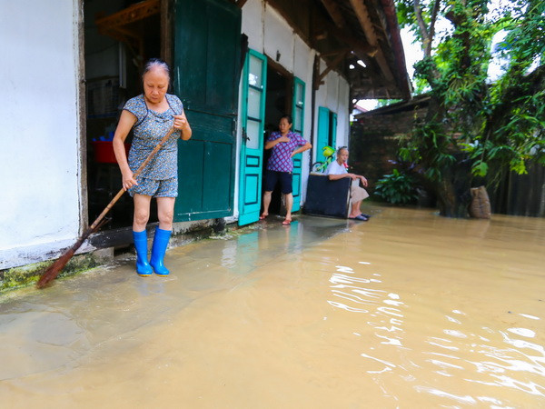 Điện Biên Phủ: Mưa lớn bất ngờ trong đêm, nhiều nhà dân bị ngập sâu ảnh 1