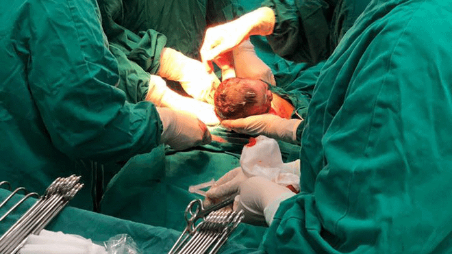 Khoảnh khắc hạnh phúc đón công dân đầu tiên của năm 2019 ảnh 1