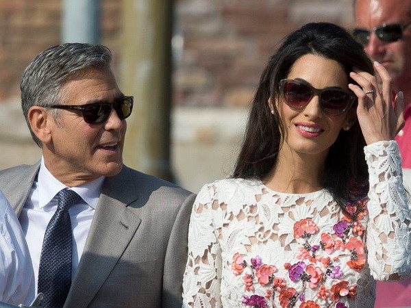 Ông bà Clooney lần đầu xuất hiện sau đám cưới ở Venice ảnh 1