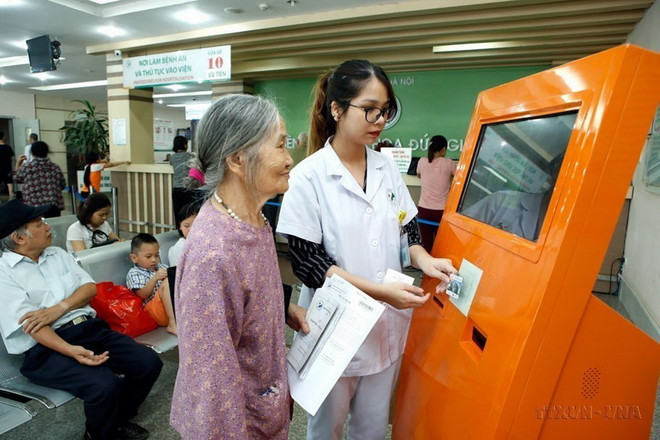 Hà Nội triển khai sử dụng hồ sơ bệnh án điện tử tại các cơ sở y tế theo lộ trình của Bộ Y tế hướng tới mục tiêu mỗi người dân có một mã số hồ sơ quản lý sức khỏe điện tử lưu trữ suốt cuộc đời tại cơ sở khám chữa bệnh và liên thông ở giữa các tuyến y tế. (Ảnh: Dương Ngọc/TTXVN) ttxvn_suc khoe dien tu.jpg