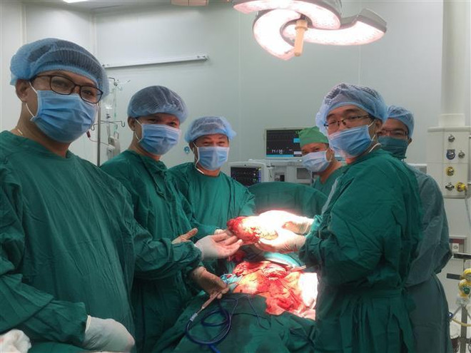 Phẫu thuật thành cho bệnh nhân bị công khối u lách gần 3kg ảnh 1
