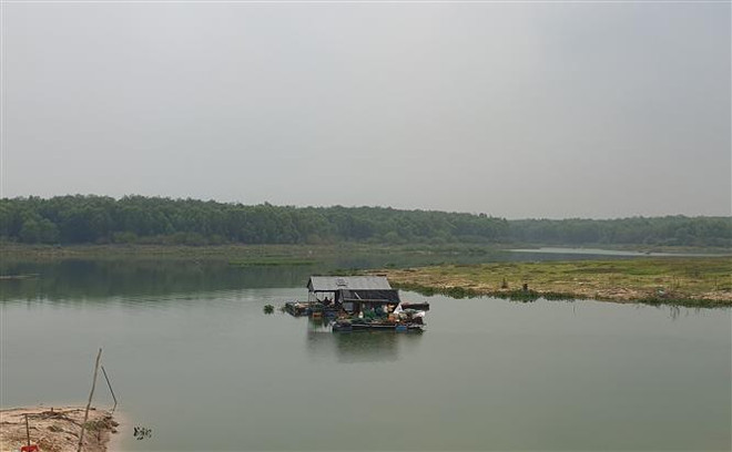 Nhà bè trên lòng hồ Dầu Tiếng tại ấp Hòa Lộc, xã Minh Hòa, huyện Dầu Tiếng, tỉnh Bình Dương. (Ảnh: Huyền Trang/TTXVN) Tây Ninh: Kiến nghị đảm bảo chất lượng nguồn nước hồ Dầu Tiếng ảnh 1