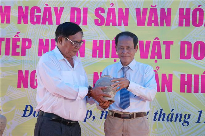 Đại diện Bảo tàng tỉnh Đồng Tháp tiếp nhận hiện vật, cổ vật. (Ảnh: Nguyễn Văn Trí/TTXVN) Bảo tàng Đồng Tháp tiếp nhận 535 hiện vật, cổ vật đươc hiến tặng ảnh 1