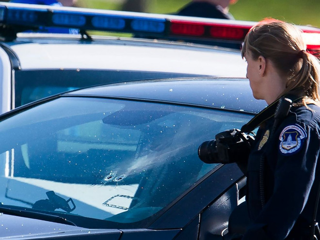 Mỹ bắt kẻ cố tình đâm vào xe cảnh sát gần tòa nhà Quốc hội ảnh 1