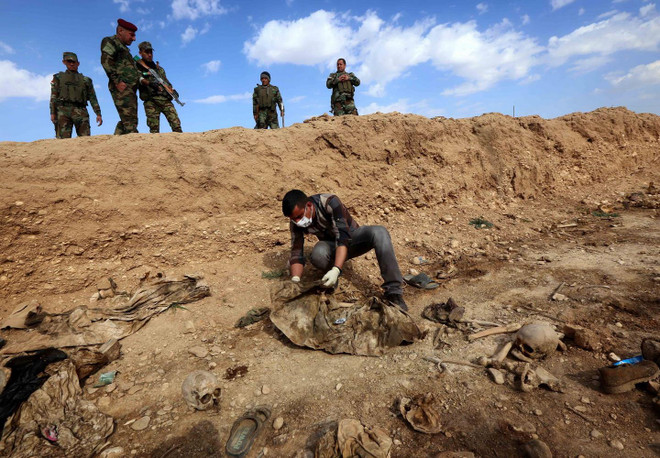 Một ngôi mộ tập thể được phát hiện tại làng Sinuni, tây bắc Iraq ngày 3/2/2015. (Ảnh: AFP/TTXVN) Liên hợp quốc thúc đẩy điều tra tội ác chiến tranh của IS tại Iraq ảnh 1
