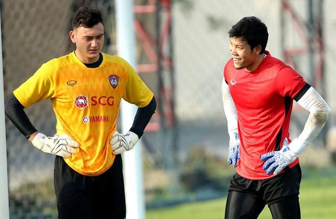Văn Lâm và Kawin trong buổi tập tại Muangthong United. (Nguồn: Muangthong United) Thủ thành số 1 đội tuyển Thái Lan háo hức đối đầu Đặng Văn Lâm ảnh 1