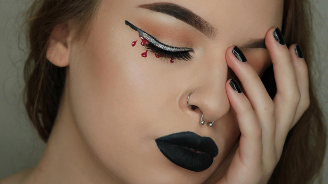 Những xu hướng làm đẹp kỳ dị từ keo dán, băng vệ sinh ảnh 4