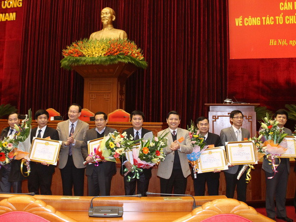 Các tập thể nhận Bằng khen của Ban Tổ chức Trung ương. (Ảnh: Doãn Tấn/TTXVN) Làm tốt công tác tham mưu chuẩn bị Đại hội XII của Đảng ảnh 1
