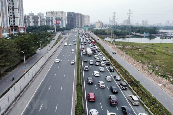 Phương tiện xếp hàng dài nối đuôi nhau đoạn gần nút giao Pháp Vân hướng vào thành phố Hà Nội (Ảnh: Phạm Kiên/TTXVN) Đề xuất đầu tư làm đường nối cao tốc Pháp Vân-Cầu Giẽ và Vành đai 3 ảnh 1