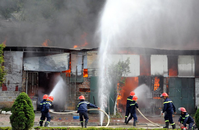 Cháy lớn làm dãy nhà xưởng sản xuất chăn bông bị thiêu rụi ảnh 1