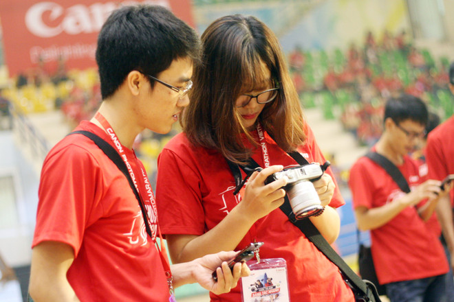 “Tín đồ” nhiếp ảnh săn lùng khoảnh khắc trong trời thu Hà Nội ảnh 1