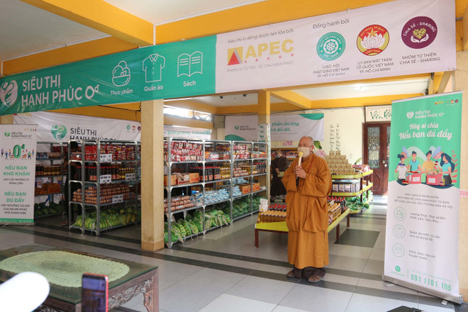 Thượng tọa Thích Minh Phong, Trụ trì chùa Vĩnh Nghiêm phát biểu tại Lễ khai trương "Siêu thị hạnh phúc 0 đồng". (Ảnh: Thanh Vũ/TTXVN) Siêu thị hạnh phúc 0 đồng tặng 45.000 phần quà cho người nghèo ảnh 1