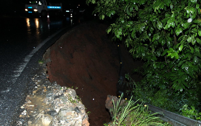 Sạt lở gây ách tắc giao thông nghiêm trọng trên Quốc lộ 4D tại Lào Cai ảnh 2