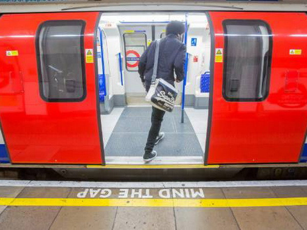 Nổ trong tàu điện ngầm ở London, một số hành khách bị bỏng ảnh 1