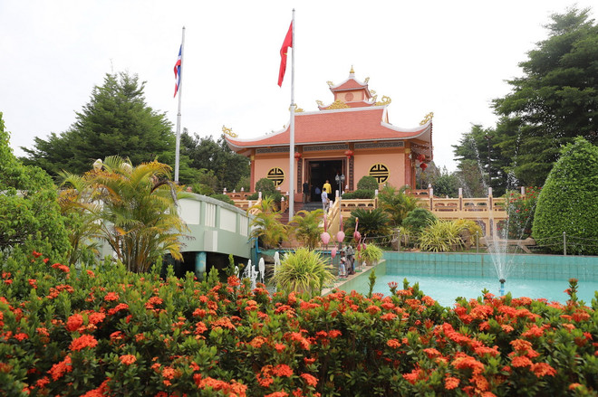 Khuôn viên Khu tưởng niệm Chủ tịch Hồ Chí Minh ở tỉnh Nakhon Phanom, Thái Lan. (Ảnh: Đỗ Sinh/TTXVN) ttxvn_Nakhon Phanom (2).jpg