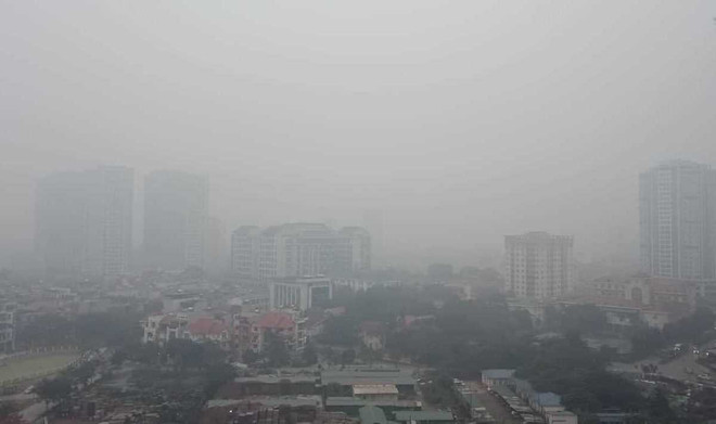 Chất lượng không khí ở thành phố Hà Nội sáng nay tới ngưỡng "nguy hại." (Ảnh: Hùng Võ/Vietnam+) Chất lượng không khí tới ngưỡng ‘nâu’: Cảnh báo khẩn cấp về sức khỏe ảnh 3
