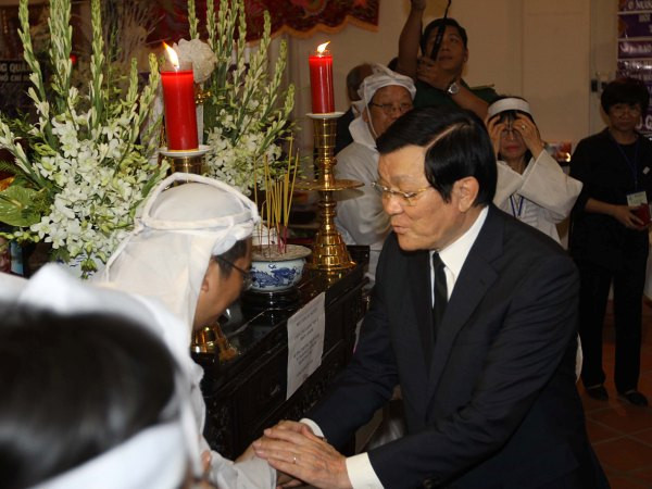 Chủ tịch nước Trương Tấn Sang viếng Giáo sư Trần Văn Khê ảnh 1