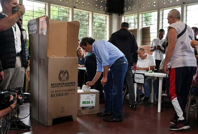 Một điểm bầu cử Tổng thống ở Medellin, Colombia, ngày 29/5. (Ảnh: AFP/TTXVN) Venezuela hy vọng cải thiện quan hệ với chính phủ mới tại Colombia ảnh 1