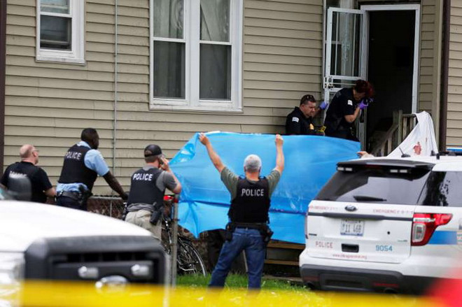 Cảm động trước hình ảnh con trai dũng cảm đỡ đạn cho mẹ ảnh 1