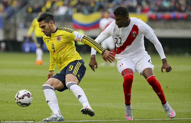 Falcao ôm mặt ăn vạ thô thiển khi bị đối phương... sờ ngực ảnh 1