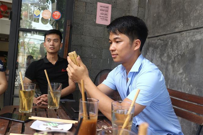 Người đưa những chiếc ống hút bằng tre Việt Nam đến trời Âu ảnh 1