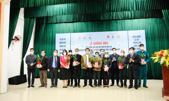 Đại diện Tổng cục Môi trường (Bộ Tài nguyên và Môi trường) cùng Phó Trưởng Đoàn chuyên trách Đoàn Đại biểu Quốc hội tỉnh Quảng Trị Hoàng Đức Thắng trao tượng trưng cây quế cho nhân dân xã Cam Thủy, huyện Cam Lộ. (Ảnh: Bộ TN-MT) Trồng hơn 5,6 triệu cây phủ xanh đất trống đồi núi trọc ở Quảng Trị ảnh 2