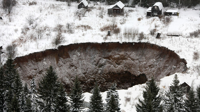 "Hố tử thần" xuất hiện ở Nga đe dọa nuốt chửng thị trấn ảnh 2