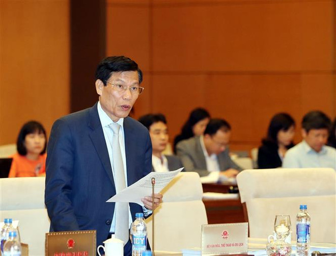 Bộ trưởng Bộ Văn hóa, Thể thao và Du lịch Nguyễn Ngọc Thiện trình bày Tờ trình dự án Luật Thư viện. (Ảnh: Trọng Đức/TTXVN) Phiên họp 32: Ban hành Luật Thư viện để phát triển văn hóa đọc ảnh 1