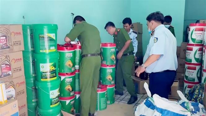 An Giang: Phát hiện lượng lớn dầu nhớt nghi giả thương hiệu nổi tiếng ảnh 1