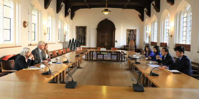 Thúc đẩy hợp tác với Đại học Cambridge trong tăng trưởng xanh và KHCN ảnh 1