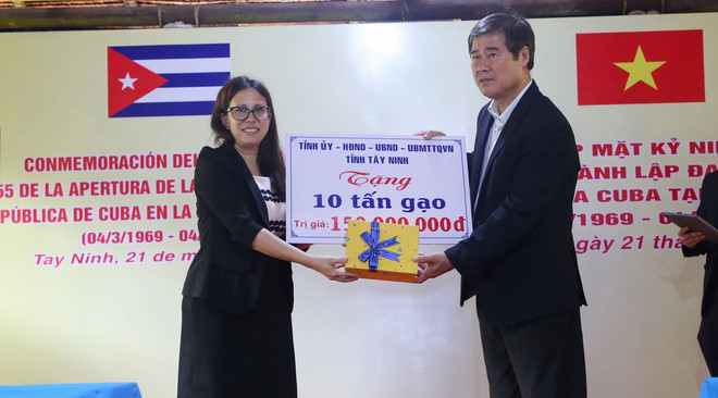 Thay mặt cho Đại sứ quán Cuba, bà Ariadne Feo Labra nhận phần quà hỗ trợ 10 tấn gạo từ tỉnh Tây Ninh gửi đến nhân dân Cuba. (Ảnh: Giang Phương/TTXVN) _ky_niem_55_nam_ngay_thanh_lap_dai_su_quan_cuba_tai_tay_ninh2.jpg