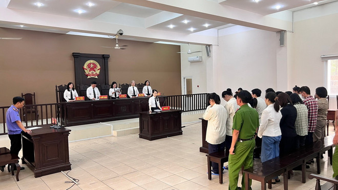 Các bị cáo đã nhận các mức án đích đáng. (Ảnh: Huyền Trang/TTXVN) binh_duong_tuyen_an_hang_loat_bi_cao_mua_ban_nguoi_duoi_16_tuoi-3.jpg