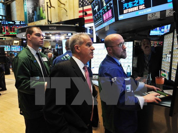 Tại sàn giao dịch cổ phiếu New York. (Nguồn: AFP/TTXVN) Mỹ: Chỉ số Dow Jones lần đầu tiên vượt ngưỡng 18.000 điểm ảnh 1