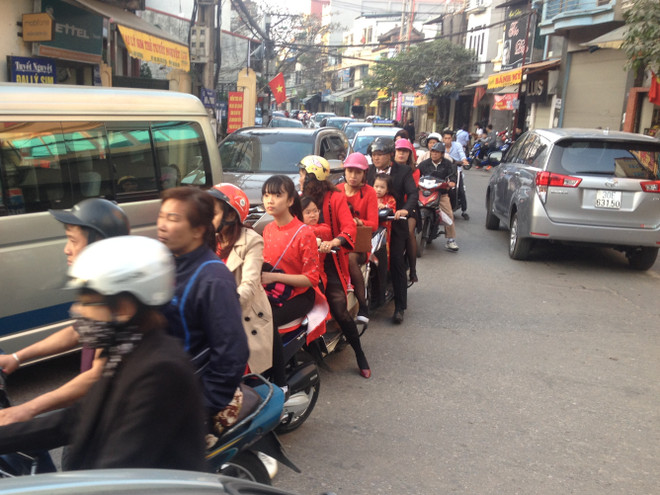 Người dân du Xuân, khu vực Yên phụ đến Âu Cơ tắc đường hàng cây số ảnh 3