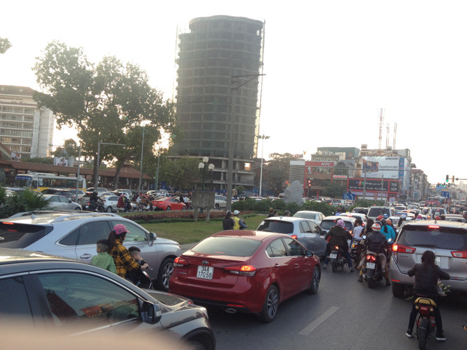 Người dân du Xuân, khu vực Yên phụ đến Âu Cơ tắc đường hàng cây số ảnh 5