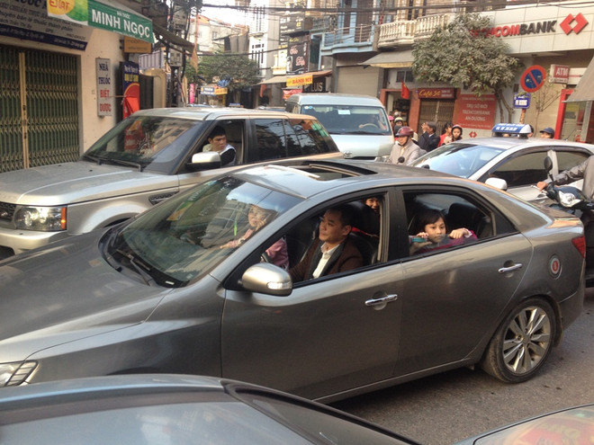 Người dân du Xuân, khu vực Yên phụ đến Âu Cơ tắc đường hàng cây số ảnh 4