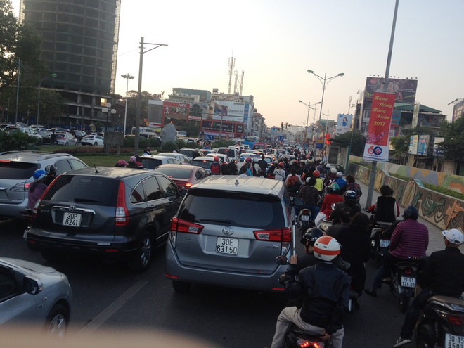 Người dân du Xuân, khu vực Yên phụ đến Âu Cơ tắc đường hàng cây số ảnh 1