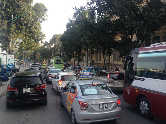 Người dân du Xuân, khu vực Yên phụ đến Âu Cơ tắc đường hàng cây số ảnh 6