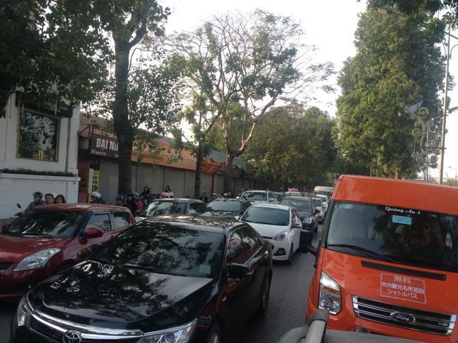 Người dân du Xuân, khu vực Yên phụ đến Âu Cơ tắc đường hàng cây số ảnh 2