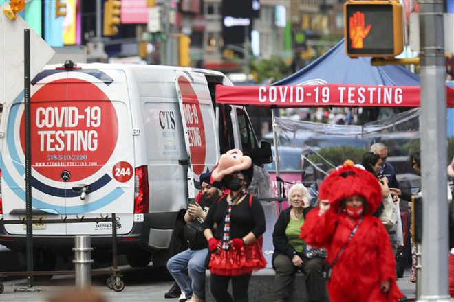 Một điểm xét nghiệm COVID-19 ở New York, Mỹ, ngày 17/5/2022. (Ảnh: THX/TTXVN) Mỹ chính thức chấm dứt tình trạng khẩn cấp về y tế do dịch COVID-19 ảnh 1