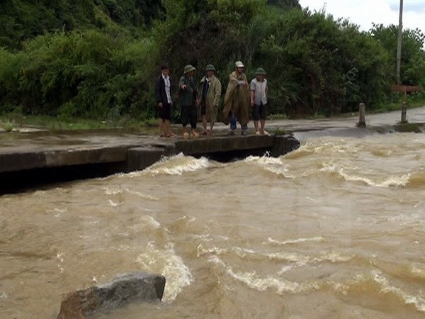 Bộ đội cùng ứng phó sự cố nước tràn vào thủy điện A Roàng ảnh 1