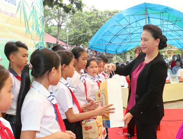 Chủ tịch Quốc hội vui Tết Trung thu với thiếu nhi tỉnh Tuyên Quang ảnh 1