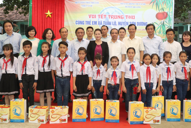 Chủ tịch Quốc hội vui Tết Trung thu với thiếu nhi tỉnh Tuyên Quang ảnh 2