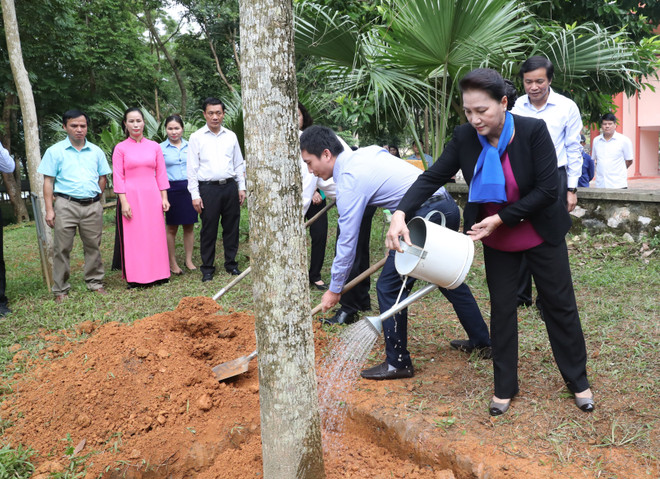 Chủ tịch Quốc hội vui Tết Trung thu với thiếu nhi tỉnh Tuyên Quang ảnh 3