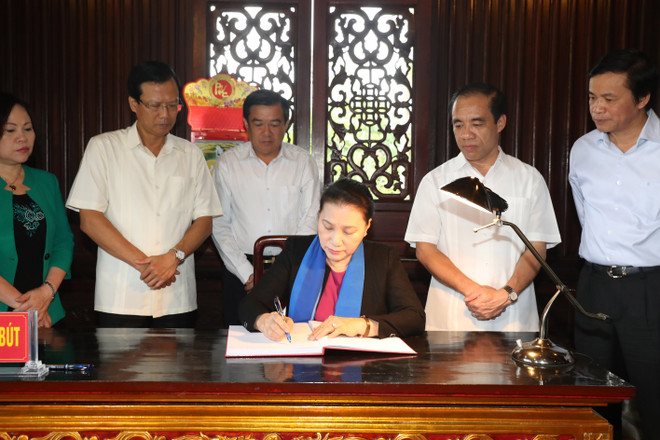 Chủ tịch Quốc hội vui Tết Trung thu với thiếu nhi tỉnh Tuyên Quang ảnh 5